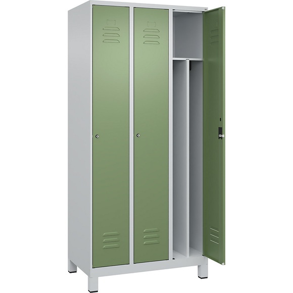 C+P Spind Classic PLUS, 3 Abteile, lichtgrau / resedagrün, B 900 mm, mit Füßen, Zylinderschloss, Trennwand mittig