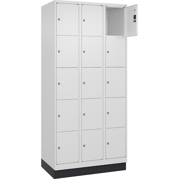 C+P Schließfachschrank Classic PLUS, 3 Abteile, verkehrsweiß, B 900 mm, 15 Fächer, mit Bodensockel