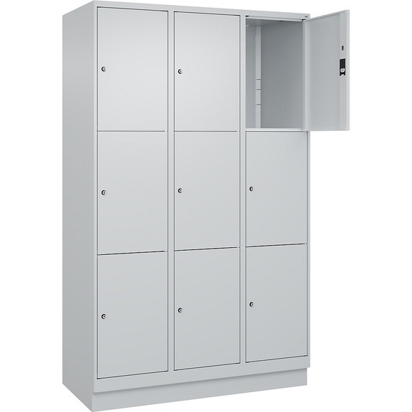 C+P Schließfachschrank Classic PLUS, 3 Abteile, lichtgrau, B 1200 mm, 9 Fächer, mit Bodensockel