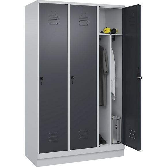 C+P Spind Classic PLUS, 3 Abteile, lichtgrau / grau, B 1200 mm, mit Bodensockel, Drehriegel, Trennwand mittig