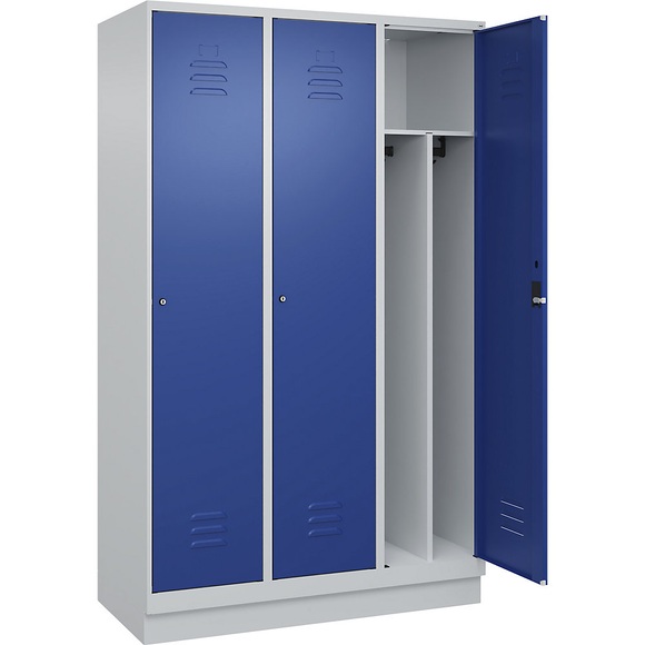 C+P Spind Classic PLUS, 3 Abteile, lichtgrau / enzianblau, B 1200 mm, mit Bodensockel, Zylinderschloss, Trennwand mittig