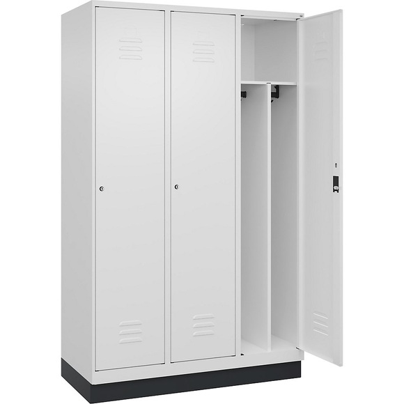 C+P Spind Classic PLUS, 3 Abteile, verkehrsweiß, B 1200 mm, mit Bodensockel, Zylinderschloss, Trennwand mittig