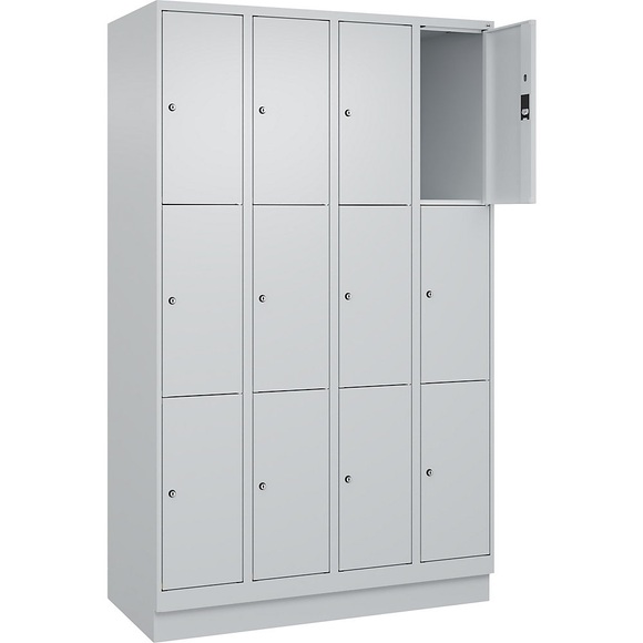C+P Schließfachschrank Classic PLUS, 4 Abteile, lichtgrau, B 1200 mm, 12 Fächer, mit Bodensockel