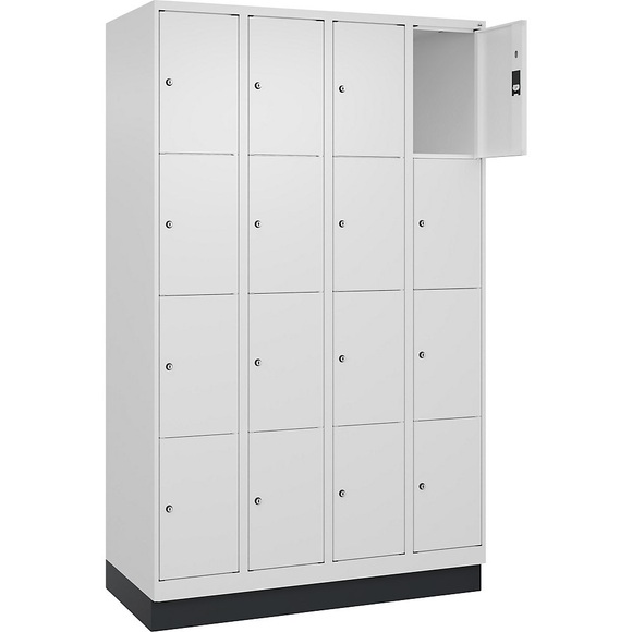 C+P Schließfachschrank Classic PLUS, 4 Abteile, verkehrsweiß, B 1200 mm, 16 Fächer, mit Bodensockel
