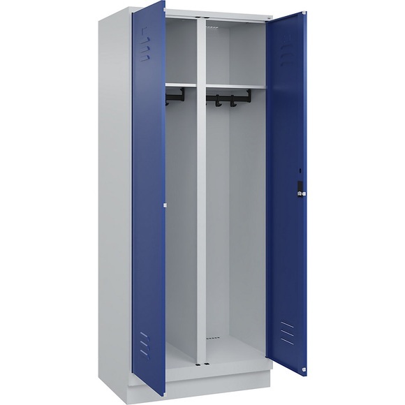 C+P Schwarz-Weiß-Spind Classic PLUS, 1 Abteil, lichtgrau / enzianblau, HxB 1950 x 800 mm, mit Bodensockel, Zylinderschloss