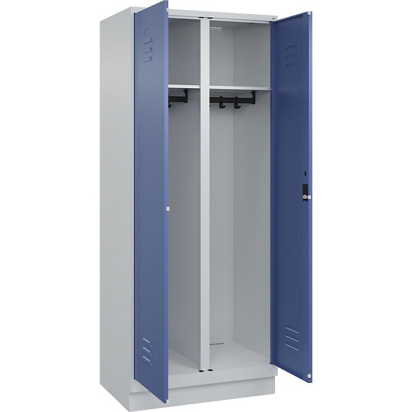 C+P Schwarz-Weiß-Spind Classic PLUS, 1 Abteil, lichtgrau / fernblau, HxB 1950 x 800 mm, mit Bodensockel, Zylinderschloss