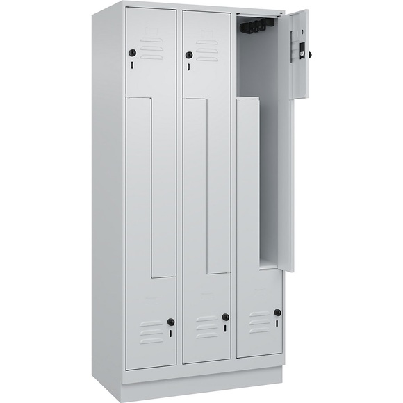C+P Z-Spind Classic PLUS, 3 Abteile, lichtgrau, B 900 mm, mit Bodensockel, Drehriegel