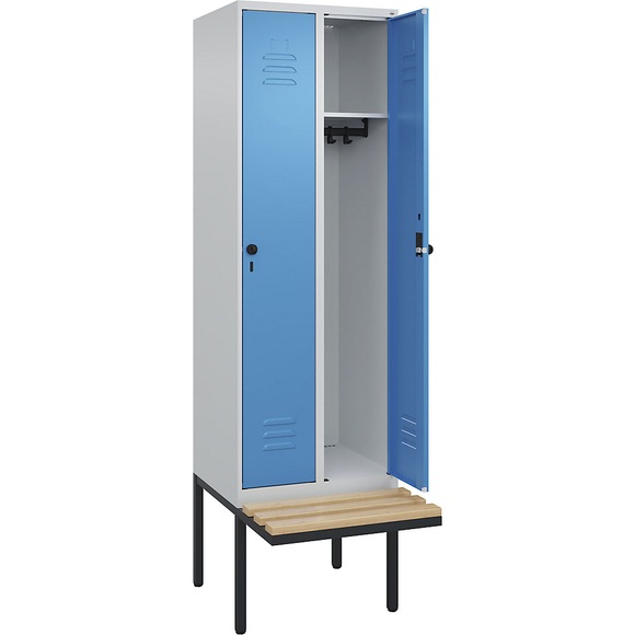 C+P Spind Classic PLUS Sitzbank, 2 Abteile, lichtgrau / lichtblau, B 600 mm, Sicherheits-Drehriegel, auskragend, Buche-Hartholz