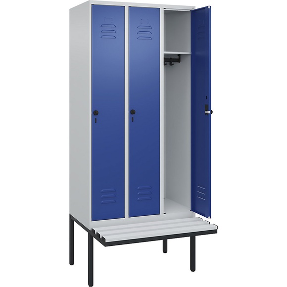 C+P Spind Classic PLUS Sitzbank, 3 Abteile, lichtgrau / enzianblau, B 900 mm, Sicherheits-Drehriegel, auskragend, Kunststoff