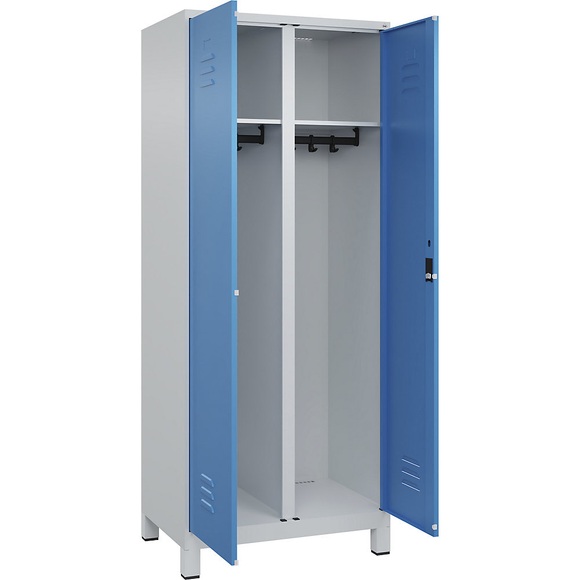 C+P Schwarz-Weiß-Spind Classic PLUS, 1 Abteil, lichtgrau / lichtblau, HxB 1950 x 800 mm, mit Füßen, Zylinderschloss