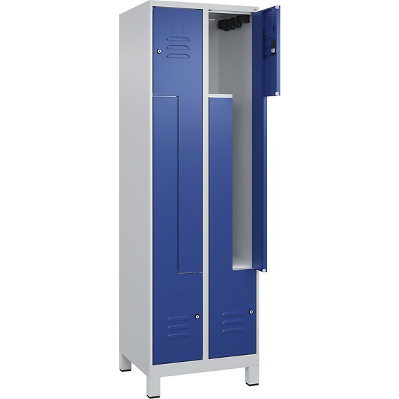 C+P Z-Spind Classic PLUS, 2 Abteile, lichtgrau / enzianblau, B 600 mm, mit Füßen, Zylinderschloss