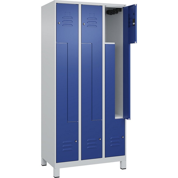 C+P Z-Spind Classic PLUS, 3 Abteile, lichtgrau / enzianblau, B 900 mm, mit Füßen, Zylinderschloss