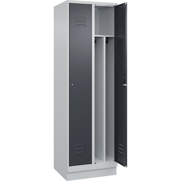 C+P Spind Classic PLUS, 2 Abteile, lichtgrau / grau, B 600 mm, mit Bodensockel, Zylinderschloss, Trennwand mittig