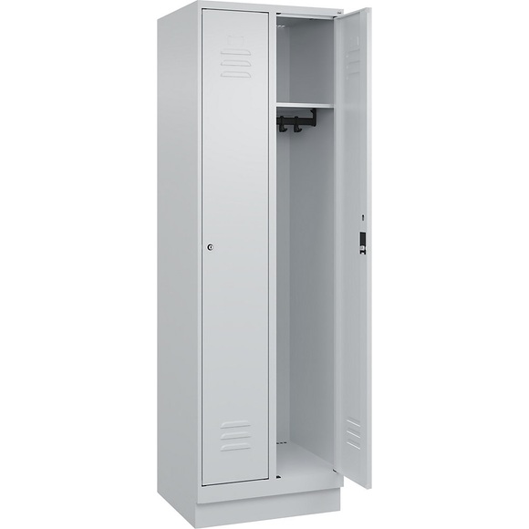C+P Spind Classic PLUS, 2 Abteile, lichtgrau, B 600 mm, mit Bodensockel, Zylinderschloss