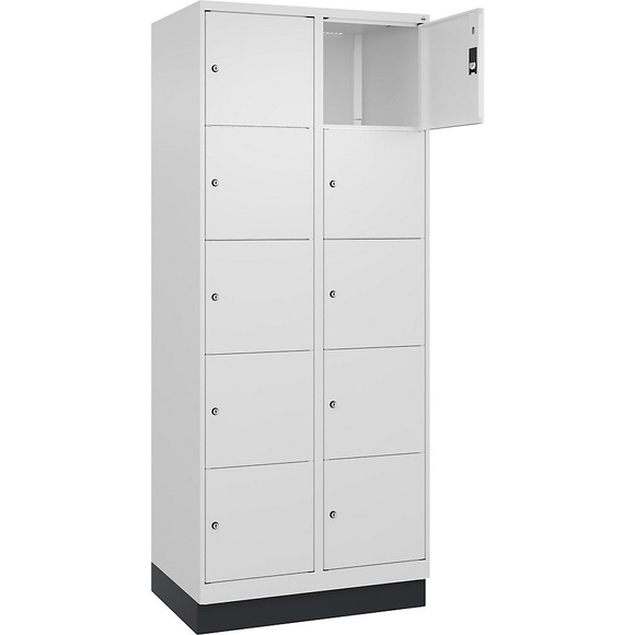 C+P Schließfachschrank Classic PLUS, 2 Abteile, verkehrsweiß, B 800 mm, 10 Fächer, mit Bodensockel