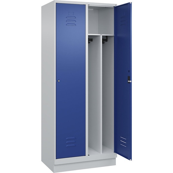 C+P Spind Classic PLUS, 2 Abteile, lichtgrau / enzianblau, B 800 mm, mit Bodensockel, Zylinderschloss, Trennwand mittig