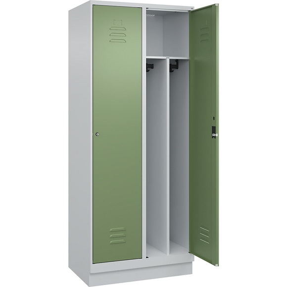 C+P Spind Classic PLUS, 2 Abteile, lichtgrau / resedagrün, B 800 mm, mit Bodensockel, Zylinderschloss, Trennwand mittig