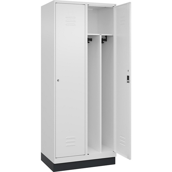 C+P Spind Classic PLUS, 2 Abteile, verkehrsweiß, B 800 mm, mit Bodensockel, Zylinderschloss, Trennwand mittig