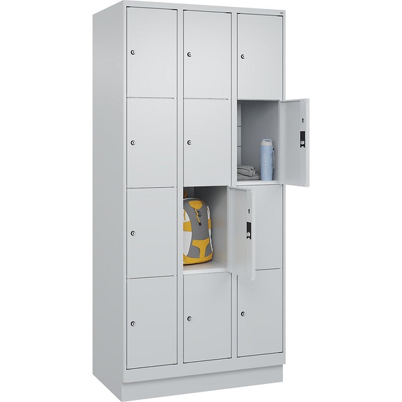 C+P Schließfachschrank Classic PLUS, 3 Abteile, lichtgrau, B 900 mm, 12 Fächer, mit Bodensockel