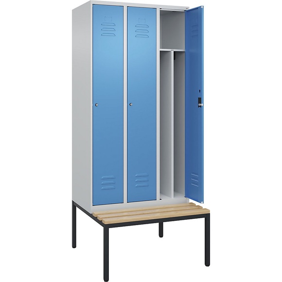 C+P Spind Classic PLUS Sitzbank, 3 Abteile, mittig, lichtgrau / lichtblau, B 900 mm, Zylinderschloss, untergebaut, Buche-Hartholz