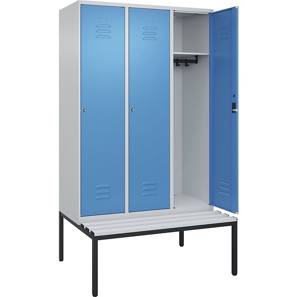 C+P Spind Classic PLUS Sitzbank, 3 Abteile, lichtgrau / lichtblau, B 1200 mm, Zylinderschloss, untergebaut, Kunststoff