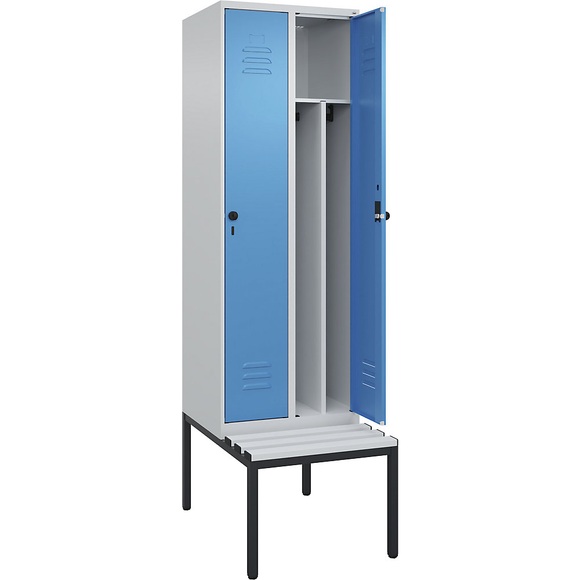 C+P Spind Classic PLUS Sitzbank, 2 Abteile, mittig, lichtgrau / lichtblau, B 600 mm, Sicherheits-Drehriegel, untergebaut, Kunststoff