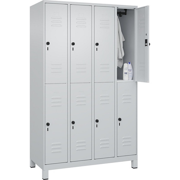 C+P Doppelstock-Spind Classic PLUS, 4 Abteile, lichtgrau, HxB 1950 x 1200 mm, mit Füßen, Drehriegel
