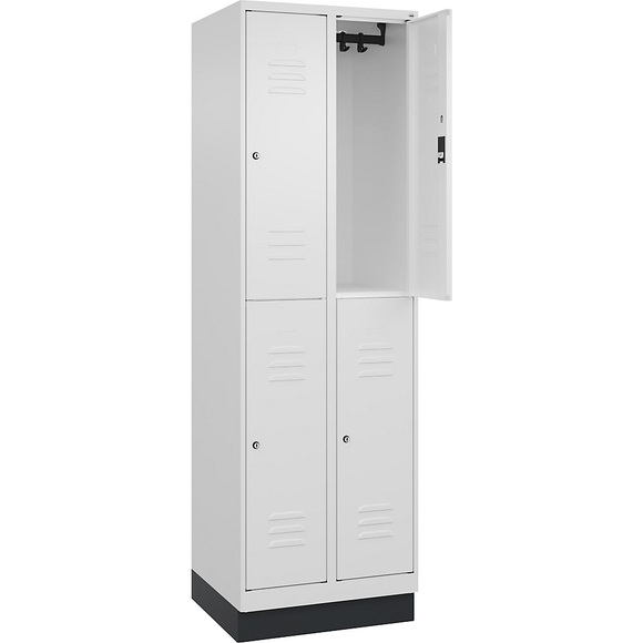 C+P Doppelstock-Spind Classic PLUS, 2 Abteile, verkehrsweiß, HxB 1950 x 600 mm, mit Bodensockel, Zylinderschloss