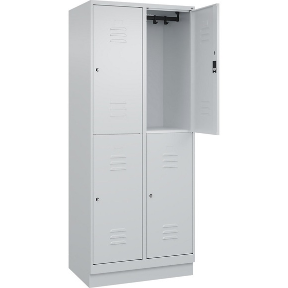 C+P Doppelstock-Spind Classic PLUS, 2 Abteile, lichtgrau, HxB 1950 x 800 mm, mit Bodensockel, Zylinderschloss