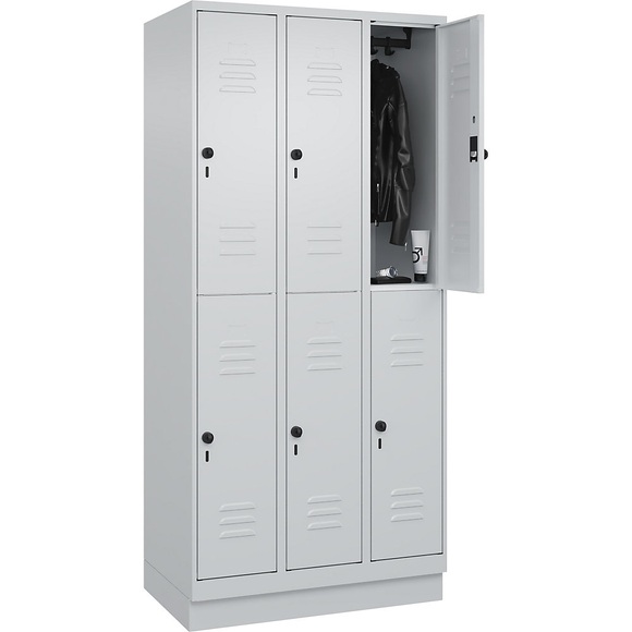 C+P Doppelstock-Spind Classic PLUS, 3 Abteile, lichtgrau, HxB 1950 x 900 mm, mit Bodensockel, Drehriegel