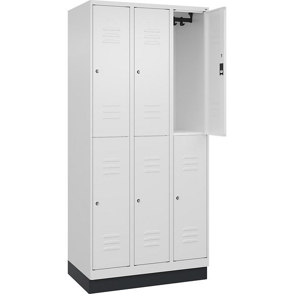 C+P Doppelstock-Spind Classic PLUS, 3 Abteile, verkehrsweiß, HxB 1950 x 900 mm, mit Bodensockel, Zylinderschloss