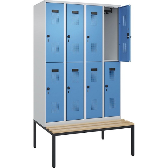 Doppelstock-Spind Evolo PLUS Sitzbank, 4 Abteile, lichtgrau / lichtblau, B 1200 mm, Sicherheits-Drehriegel, mit untergebauter Sitzbank, Buche