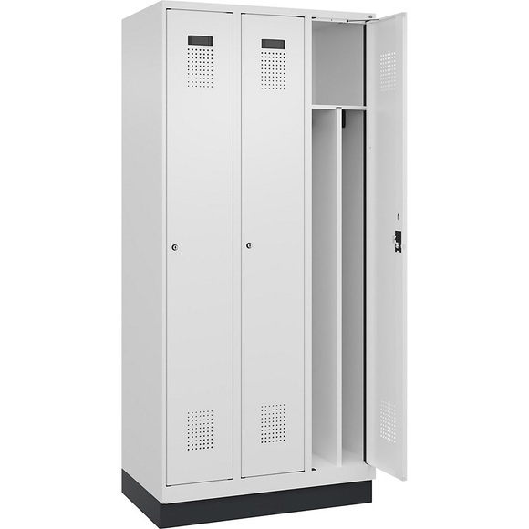 Spind Evolo PLUS Trennwand mittig, 3 Abteile, weiß, B 900 mm, mit Bodensockel, Zylinderschloss