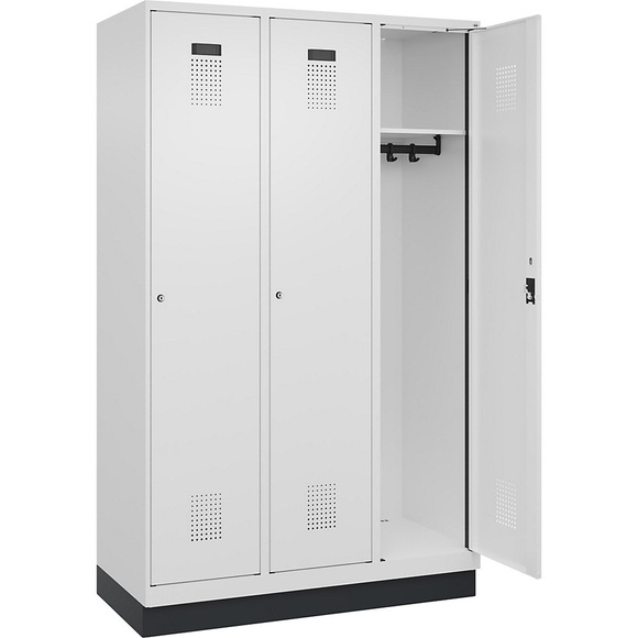 C+P Spind Evolo PLUS, 3 Abteile, verkehrsweiß, B 1200 mm, mit Bodensockel, Zylinderschloss