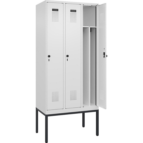 Spind Evolo PLUS Trennwand mittig, 3 Abteile, weiß, B 900 mm, mit schmalen Füßen, Sicherheits-Drehriegel