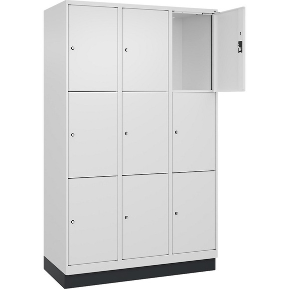 3er-Schließfachschrank Evolo PLUS, 3 Abteile, weiß, B 1200 mm, 9 Fächer, mit Bodensockel, Zylinderschloss