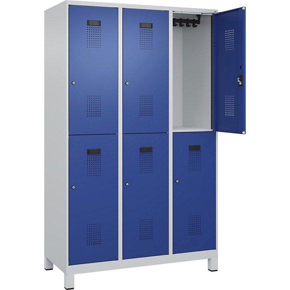 C+P Doppelstock-Spind Evolo PLUS, 3 Abteile, lichtgrau / enzianblau, B 1200 mm, mit breiten Füßen, Zylinderschloss
