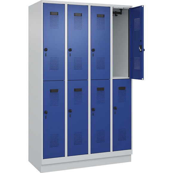 C+P Doppelstock-Spind Evolo PLUS, 4 Abteile, lichtgrau / enzianblau, B 1200 mm, mit Bodensockel, Drehriegel