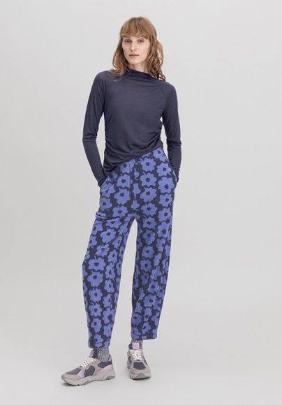 hessnatur Loungewear Fleece Hose Flower Relaxed ACTIVE LIGHT aus Bio-Baumwolle - blau Grösse44