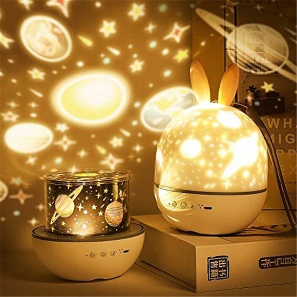 LED-Projektor-Nachtlicht, das rotierende Projektionsnachtlandschaftslampe mit Hasenohren für Baby-Kinderzimmer-Nachttischlampe auflädt Lightinthebox