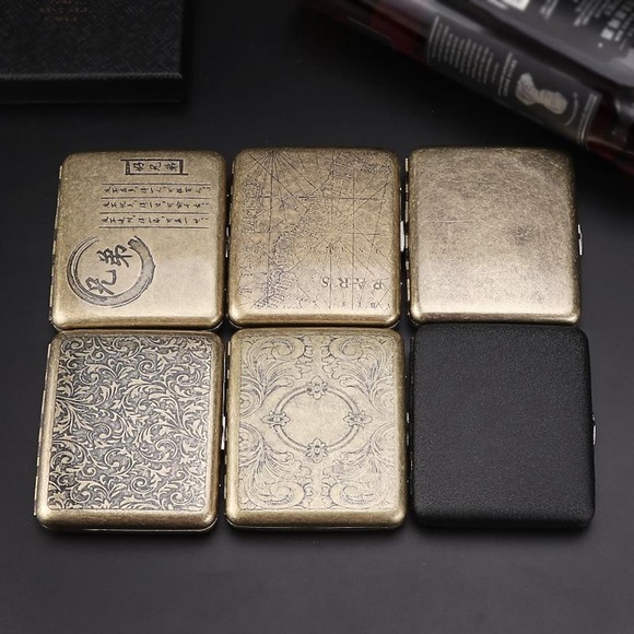 20 Stäbchen Zigarettenetui mit beidseitig offenen Seiten zur Unterstützung der Generation von geschnitzten Flip-Top-Zigarettenetuis aus bronzefarbenem kondensiertem Blumenmetall Lightinthebox
