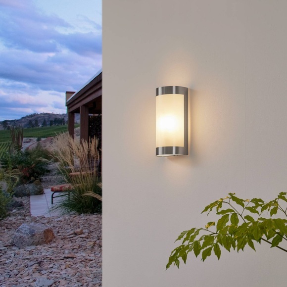 Schöne Edelstahl-Außenwandlampe Alvin