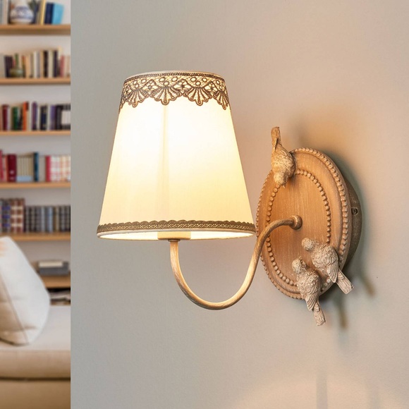 Bouquet - Wandlampe mit niedlicher Spitzenborte