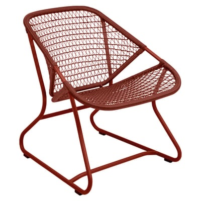 Sixties Lounge Sessel / Weiche Sitzfläche aus geflochtenem Kunststoff - Fermob rot en plastikmaterial
