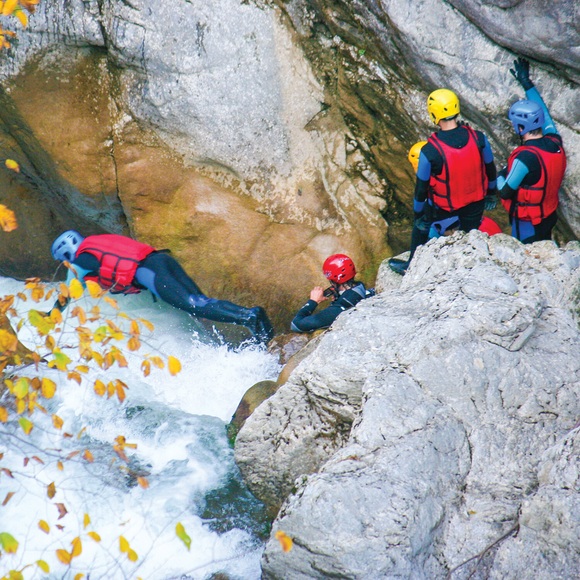 Zwischen Spass Und Geschmack In Der Schweiz: Nervenkitzel Beim Canyoning Und Käseverkostung - Geschenkbox Unisex