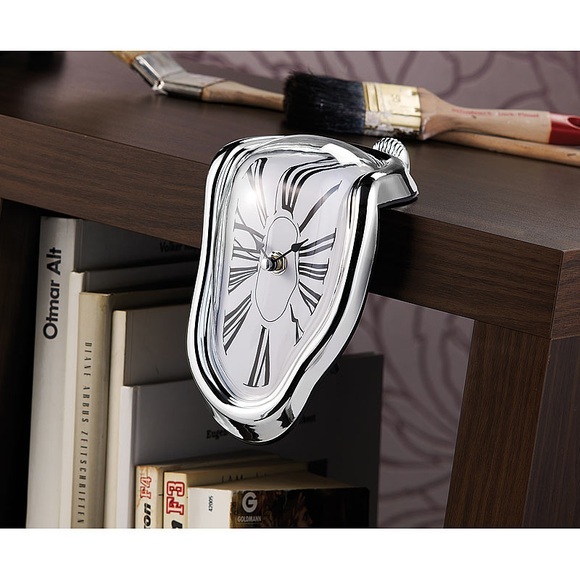 St. Leonhard Originelle Regal-Uhr mit kunstvollem Surrealismus-Design