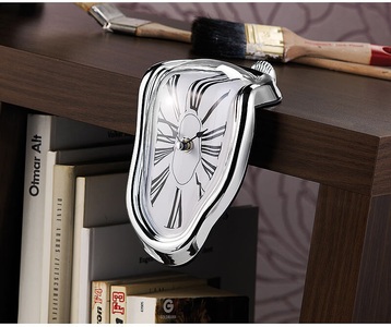 St. Leonhard, St. Leonhard Originelle Regal-Uhr mit kunstvollem Surrealismus-Design, Originelle Regal-Uhr mit kunstvollem Surrealismus-Design
