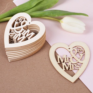 Cuori decorativi sparsi in legno - acquista Mr & Mrs online