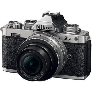 Nikon, NIKON Z fc Body + NIKKOR Z DX 16-50mm f/3.5-6.3 VR - Systemkamera (Fotoauflösung: 20.9 MP) Schwarz/Silber, 