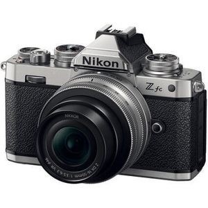 Nikon, NIKON Z fc Body + NIKKOR Z DX 16-50mm f/3.5-6.3 VR - Systemkamera (Fotoauflösung: 20.9 MP) Schwarz/Silber, NIKON Z fc Body + NIKKOR Z DX 16-50mm f/3.5-6.3 VR - Systemkamera Schwarz/Silber